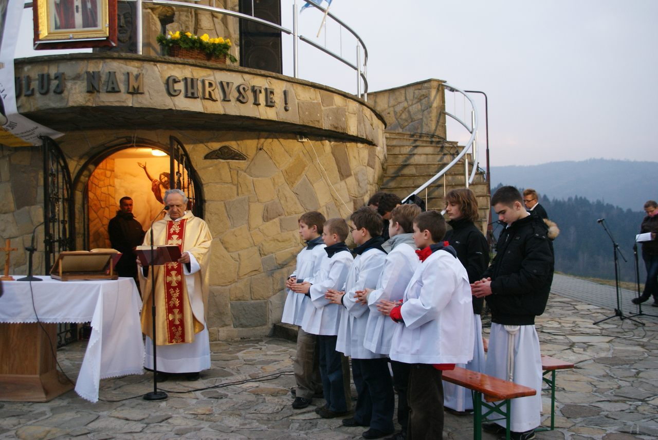 VI Rocznica Śmierci Sługi Bożego Jana Pawła II obchodzona w Radziechowach na Matysce