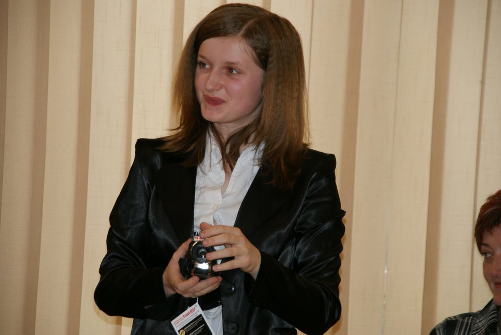 Kamera ufundowana przez Ś.P. Prezydenta RP Lecha Kaczyńskiego została wręczona laureatce Ogólnopolskiego Konkursu Historycznegona “Apel Poległych”