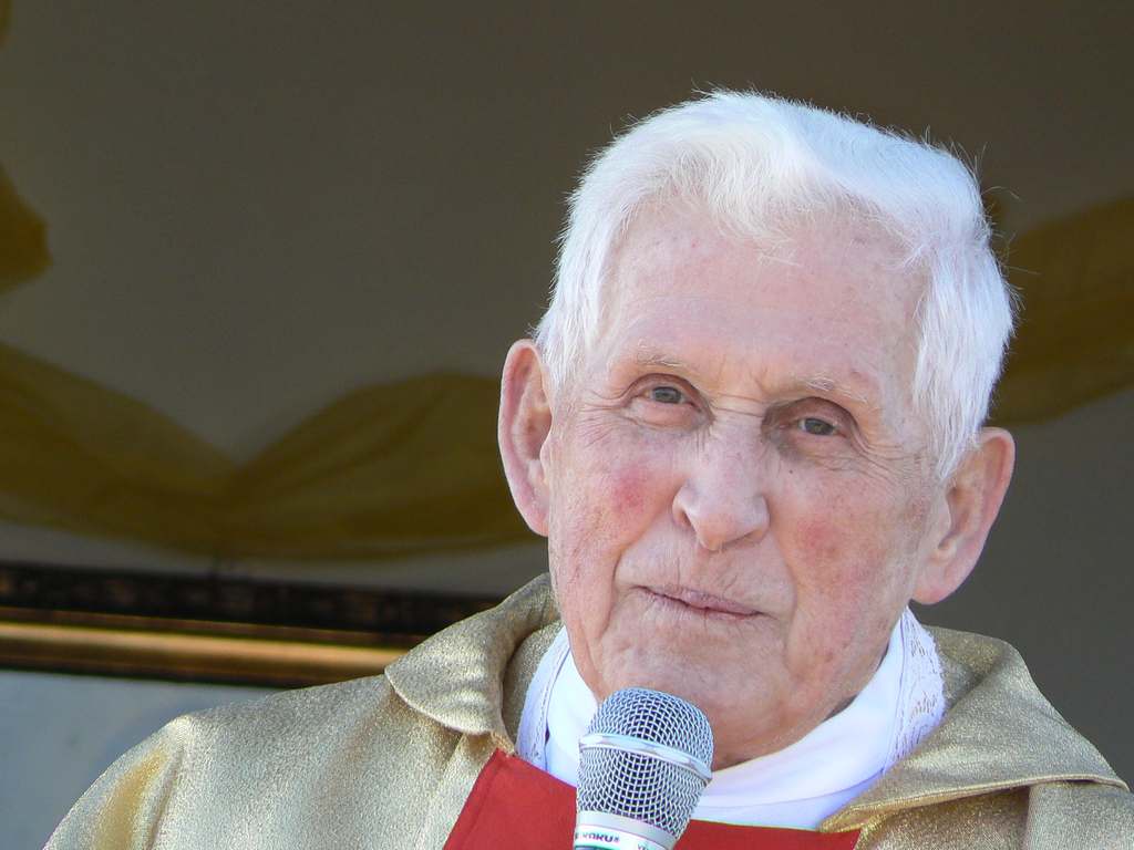 12.02.08r. zmarł Ks. Prałat Józef Sanak, przeżył 90 lat